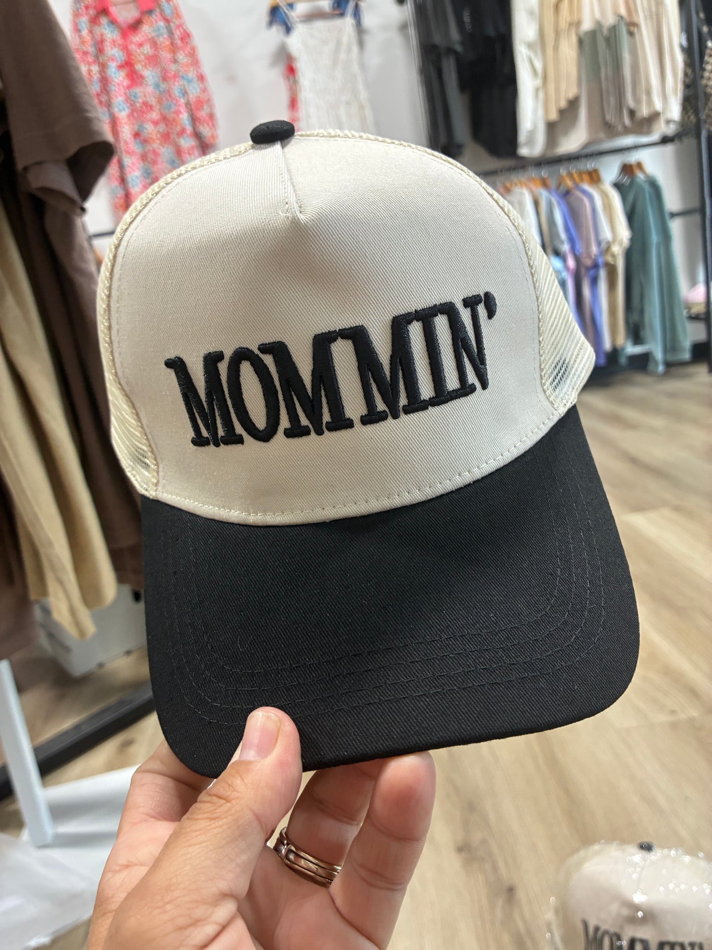 MOMMIN’ hat