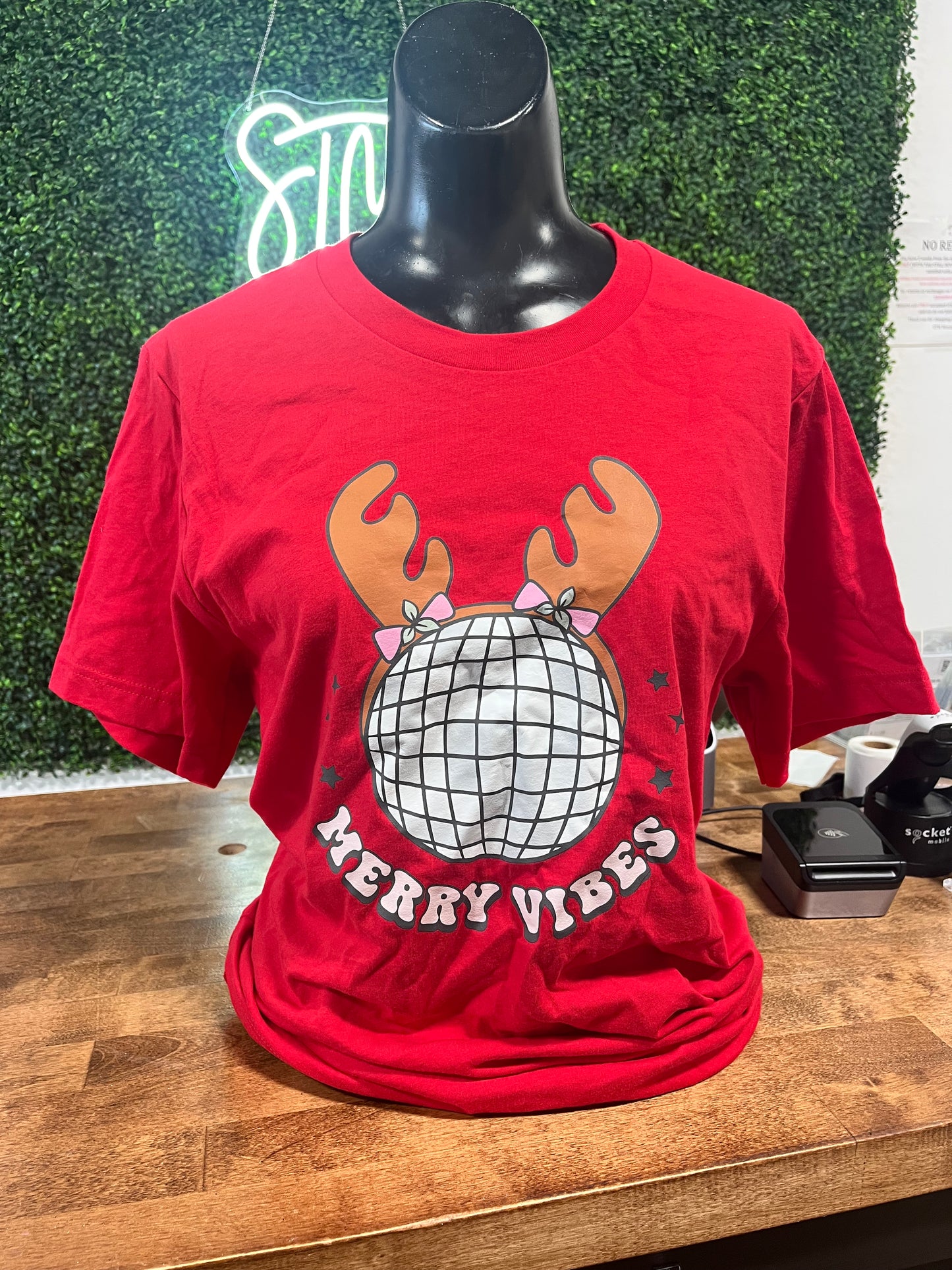 Merry vibes tee