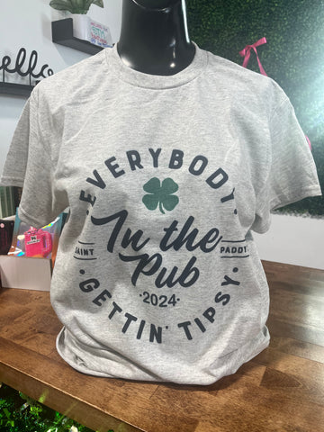 Everybody in the pub tee