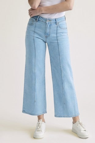 Light wash cropped straight leg jeans