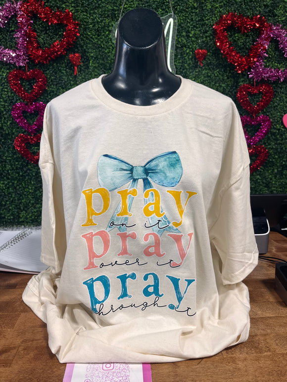 Pray bow tee