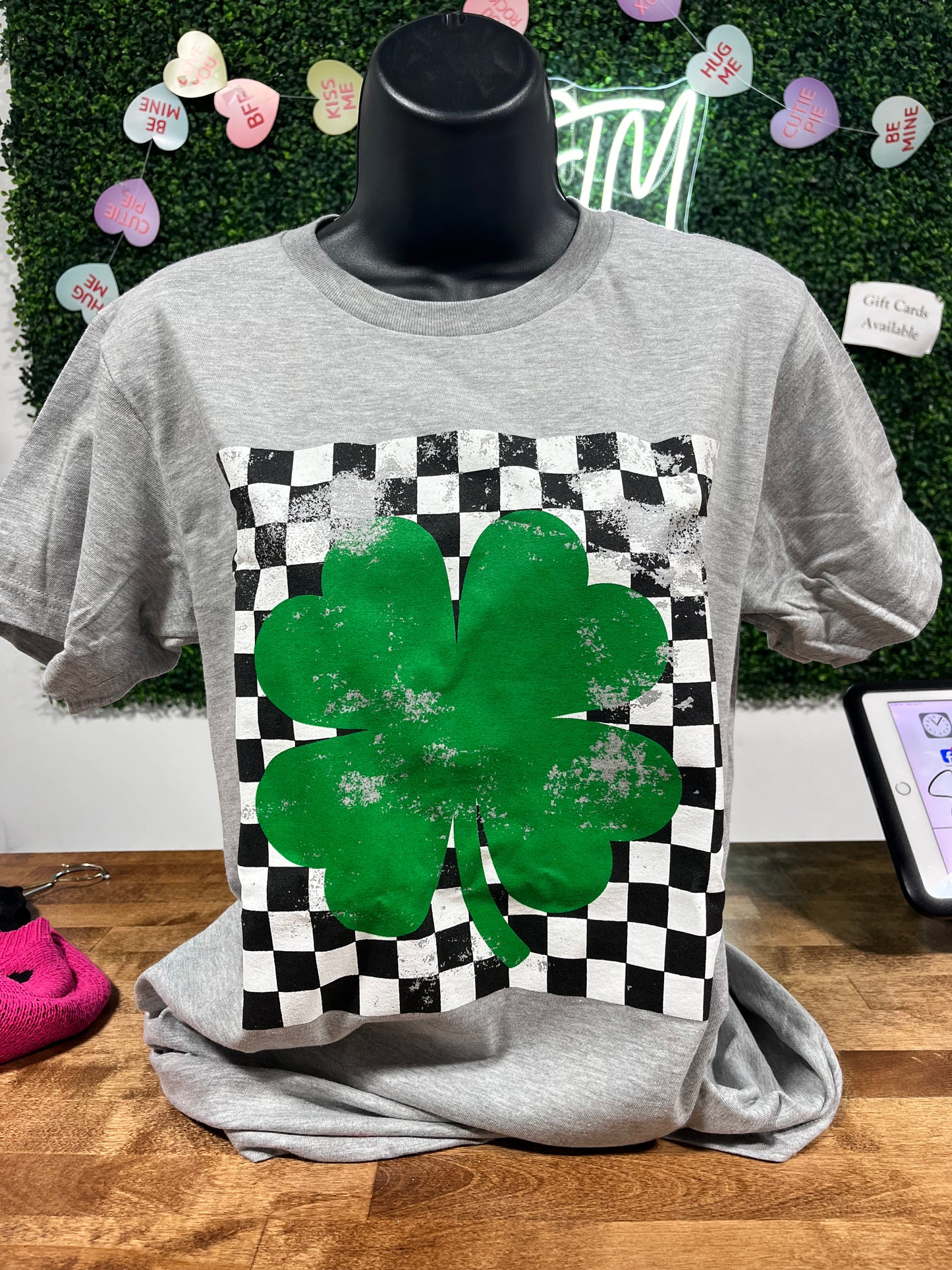 Checkered clover tee